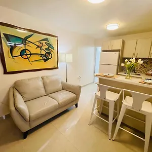 Apartment Compact Haven With Private Entrance And Free Parking And Laundry